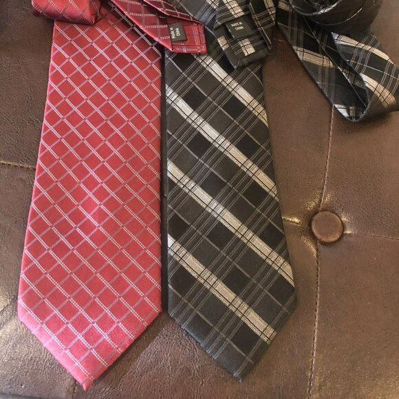 Calvin Klein Men's Ties Set of 2 Burgandy Grey Diamond Black & Grey Striped - Picture 1 of 3